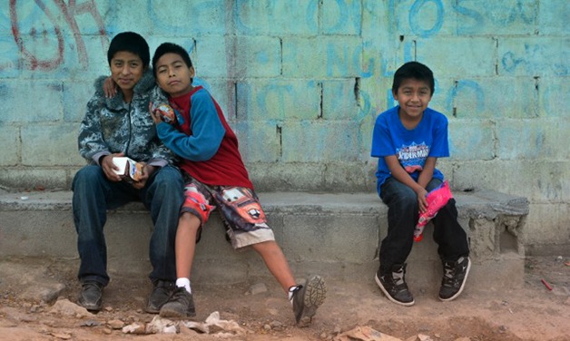 Flaco, Adrian och Edwin i Lomas Modela, ett av de fattigaste stadsdelarna i Monterrey. Numera går de i skolan och är fria från droger. Foto: Raff Limms/Museo Mutante