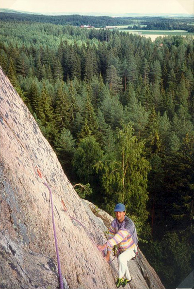 Per Calleberg, författare till Stora Klippklättringsboken, klättrar tvåreporsleden Direkten (5-) på Bispberg i augusti 1995, året innan klätterförbudet trädde i kraft. Foto: Per Callebergs arkiv