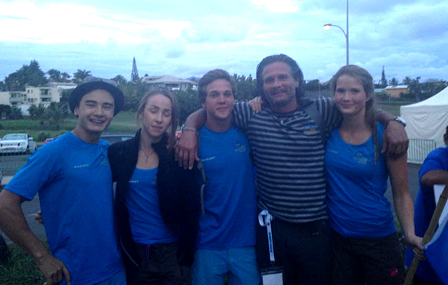 De svenska deltagarna på plats i Nouméa i Nya Kaledonien. Från vänster: Ymer Alber, Kajsa Rosén, Hannes Puman, förbundskaptenen Reino Horak och Katrin Amann.