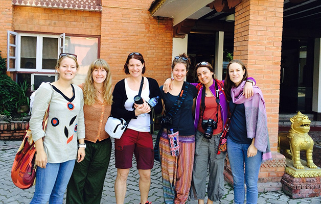 Ingela Rindberg och de andra svenskorna utanför Manaslu Hotel i Kathmandu.
