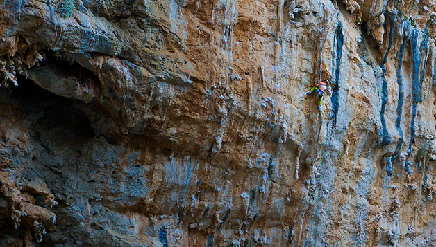 Eva Eskilsson on-sightar Laurent...Il y a Quelqu'un (7c), Sikati Cave på Kalymnos. Foto: www.Mountain-Spirit-Guides.com