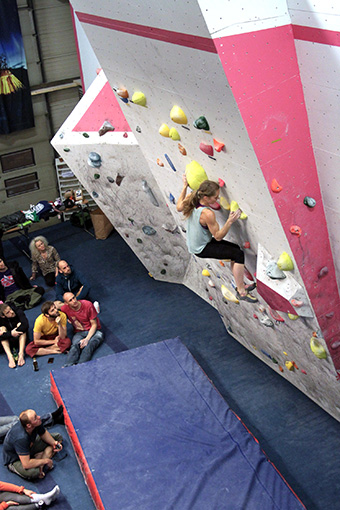 Nanna Söderin klättrar hem förstaplatsen på Sundsvall Plastic Madness, en av deltävlingarna i Norrlandscupen. Foto: Pär Åslund.