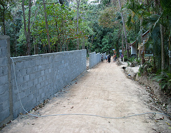 Vid Ton Sai-stranden på Railay byggs en mur runt det nya bungalowområdet. Foto: Andreas Andersson