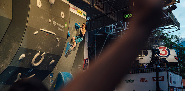 Juliane Wurm toppar ur ett av finalproblemen. Foto: Elias Holzknecht