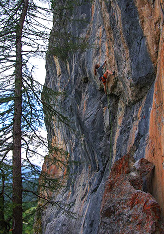 Kajsa Rosén klättrar i franska Serre Chevalier Vallée. Foto: Stefan Ösund
