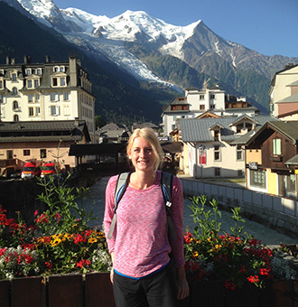 Matilda Söderlund med Mont Blanc i bakgrunden. Foto: Reino Horak