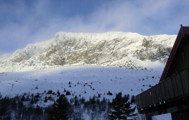 Skogshorn (1728 möh) sett från Ulsåkstølen (ca 900 möh). Lavinområdet utmärk med röd pil. Foto Kjetil Brattlien, Norges Geotekniske Institutt