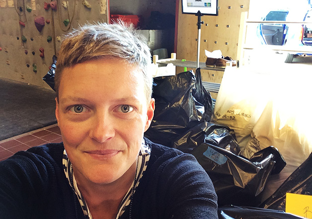 Kim Lindqvister paketerar bortskänkta kläder på Klätterlabbet i Göteborg.