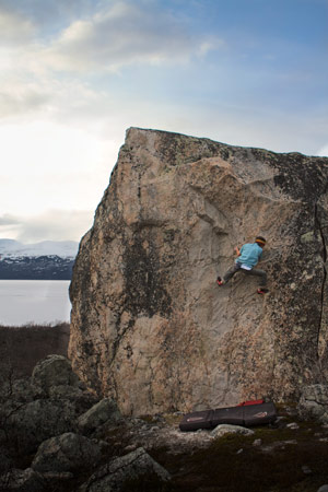 Tunna röda linjen, 6c, ett klassiskt problem i Gaisenjarga. Fotograf: Fredrik Hansson