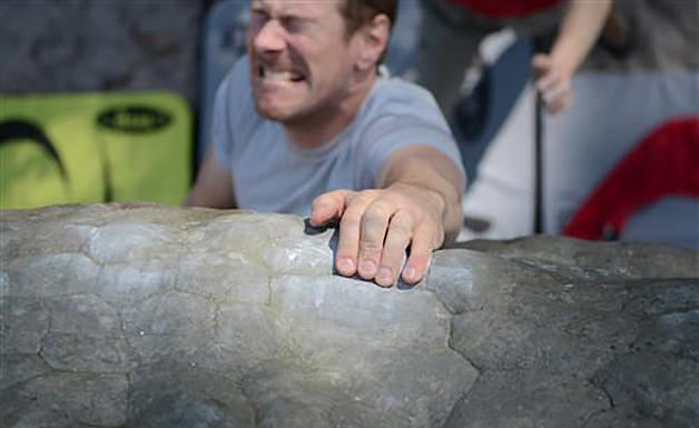 En medlem av Skånes Klätterklubb tar i på Fontainebleaus boulders. Foto: Fredrik M