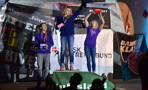 Kajsa Rosén tar emot bronsmedaljen. Foto: DK Climbing