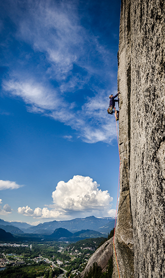 Petr Visha klättrar The Sword (7-) i Squamish. Foto: Fredrik Fasth Markussen