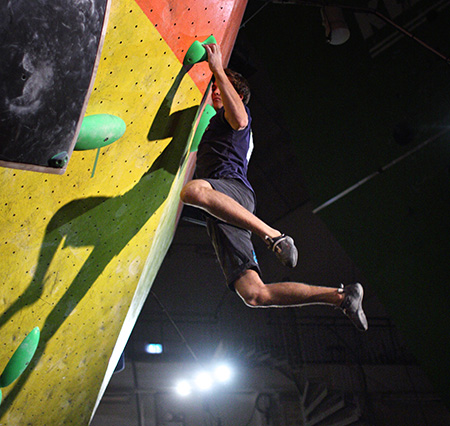 Hannes Puman i boulderfinalen. Foto: Mattias Hammar