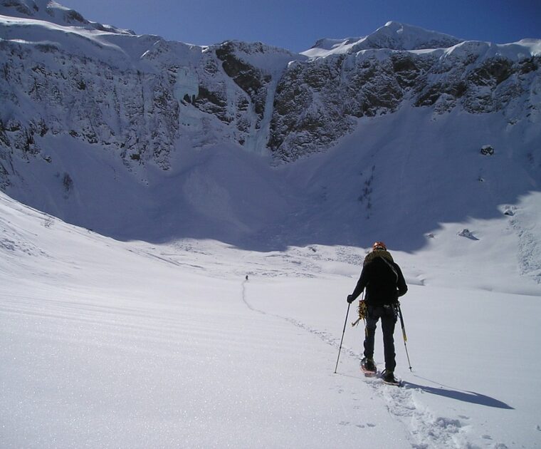 På snöskor på vinterklättring