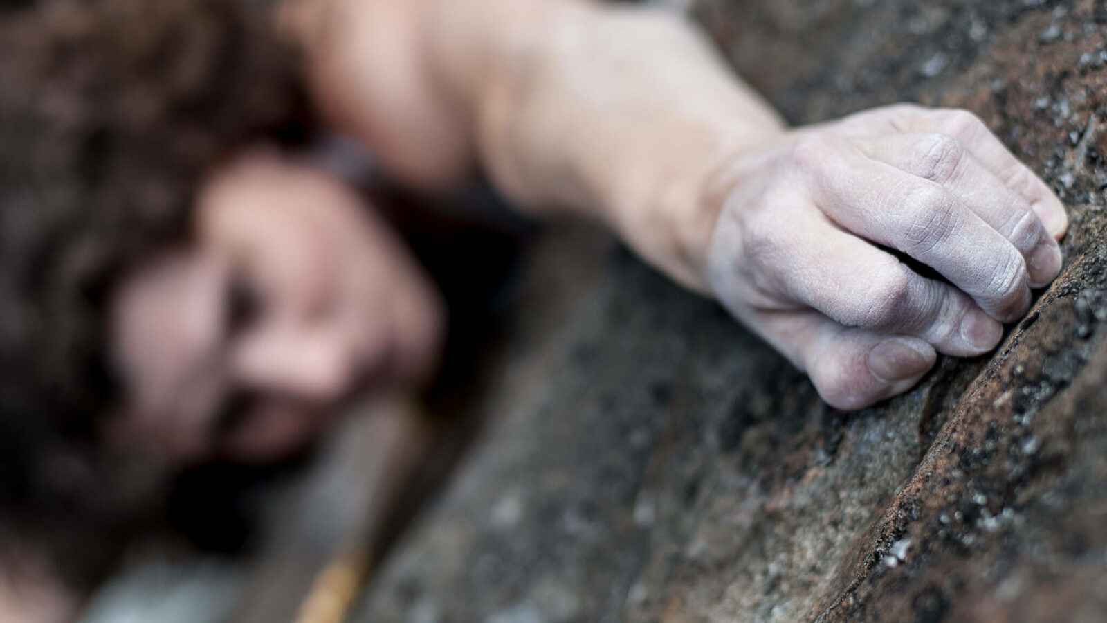 Fokus på hand som crimpar