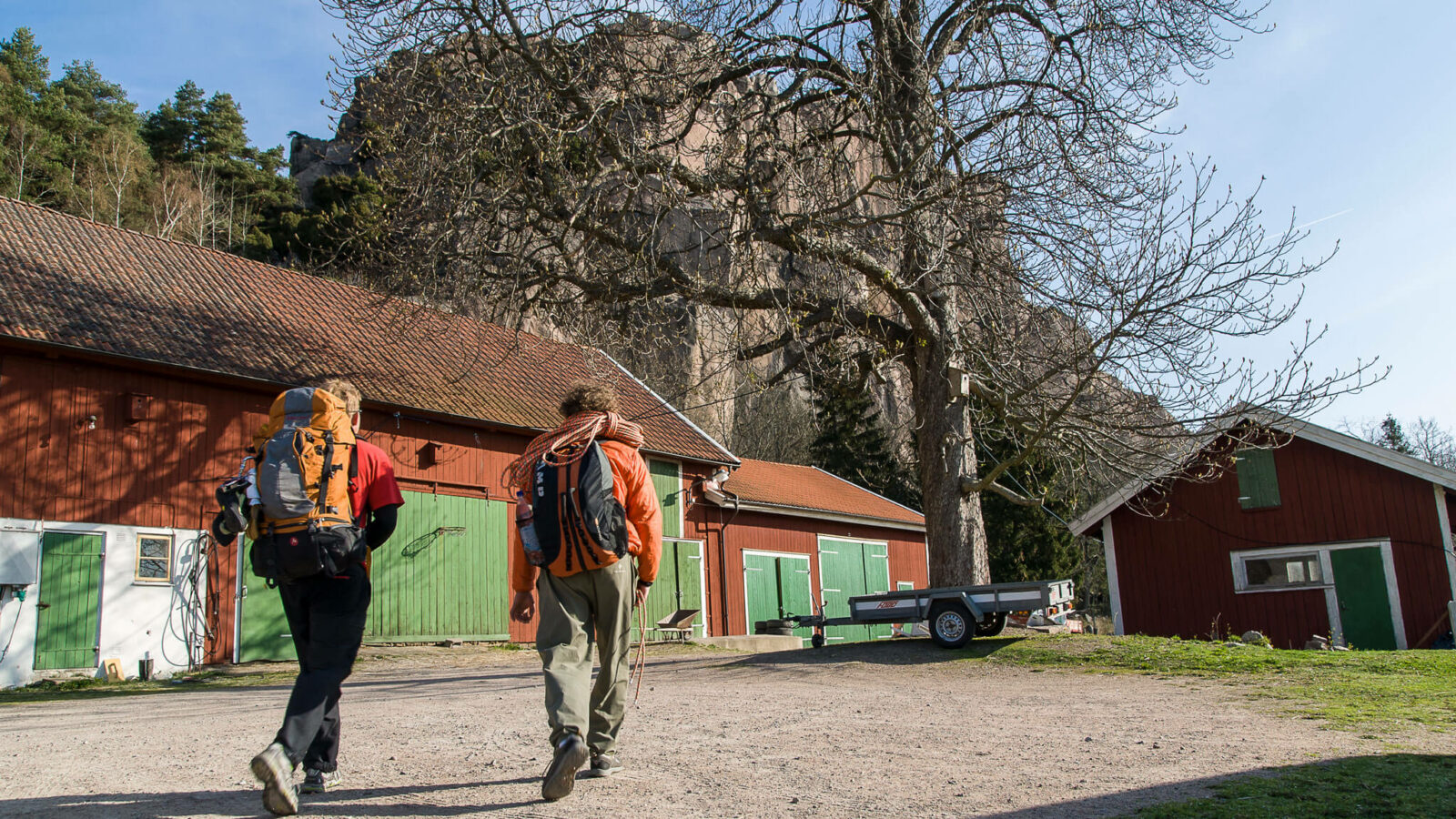 Två klättrare på väg till klättringen. Rep nedpackat i en av klättrarnas ryggsäck.